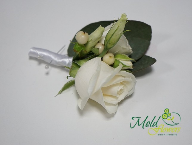 Бутоньерка из белой розы и гиперикума Фото